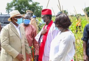 Dans la foulée, il a visité les champs de la coopérative pour le développement local de Sibassor COPADELSI. La coopérative cultive une superficie de 1500 ha avec des spéculations comme l’arachide, le mil, le maïs le sorgho. Elle s’active aussi dans le maraîchage et l’arboriculture.