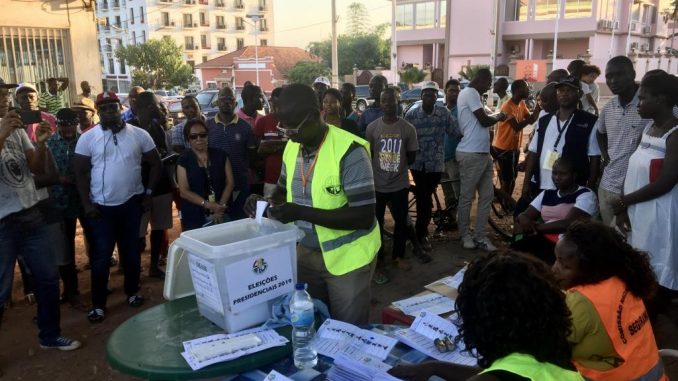 Présidentielle guinéenne: Un homme tombe devant son bureau de vote et meurt