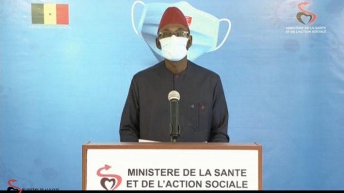 La tendance en hausse se poursuit au Sénégal. Sur 1 781 personnes testées, 245 sont revenues positives, soit un taux de positivité de 13,76%. Parmi ces cas, il y a 101 cas contacts et 144 cas communautaires répartis comme suit: Touba16, Kaolack12, Plateau7, Thiès7, Tivaouane7, Matam6, Dahara5,Mbour5, RichardToll5, Yoff5, Almadies4, Fatick4, Guédiawaye4, Rufisque4, Liberté1 3, Ouakam3, Pikine3, Velingara3, CitéBiagui2, DariouMousty2, Guinguineo2, Liberté6 2, Linguére2, Maristes2, Ngor2, Pété2, Sacré-cœur2, Tamba2, Amitie2 1, Camberene1, Colobane1, Diamniadio1, Dieuppeul1, Diourbel1, Fass1, GrdMedine1, Joal1, Kebemer1, Kédougou1, KeurMassar1, Liberté5 1, Mbao1, Niakhar1, NordFoire1, Parcelles1, PatteDoie1, Thiadiaye1, Yeumbeul1, ZoneB1. Le ministère de la santé et de l’action sociale a aussi informé que 90 des patients hospitalisés sont guéris, par contre 33 Cas graves sont admis dans les services de réanimation. Malheureusement, le Sénégal a encore enregistré 06 décès durant ces dernières 24 heures. A ce jour, le Sénégal est à 21 245 cas dont 18 218 guéris, 465 décès, 2 561 sous Traitement.