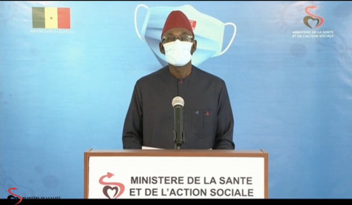 La tendance en hausse se poursuit au Sénégal. Sur 1 781 personnes testées, 245 sont revenues positives, soit un taux de positivité de 13,76%. Parmi ces cas, il y a 101 cas contacts et 144 cas communautaires répartis comme suit: Touba16, Kaolack12, Plateau7, Thiès7, Tivaouane7, Matam6, Dahara5,Mbour5, RichardToll5, Yoff5, Almadies4, Fatick4, Guédiawaye4, Rufisque4, Liberté1 3, Ouakam3, Pikine3, Velingara3, CitéBiagui2, DariouMousty2, Guinguineo2, Liberté6 2, Linguére2, Maristes2, Ngor2, Pété2, Sacré-cœur2, Tamba2, Amitie2 1, Camberene1, Colobane1, Diamniadio1, Dieuppeul1, Diourbel1, Fass1, GrdMedine1, Joal1, Kebemer1, Kédougou1, KeurMassar1, Liberté5 1, Mbao1, Niakhar1, NordFoire1, Parcelles1, PatteDoie1, Thiadiaye1, Yeumbeul1, ZoneB1. Le ministère de la santé et de l’action sociale a aussi informé que 90 des patients hospitalisés sont guéris, par contre 33 Cas graves sont admis dans les services de réanimation. Malheureusement, le Sénégal a encore enregistré 06 décès durant ces dernières 24 heures. A ce jour, le Sénégal est à 21 245 cas dont 18 218 guéris, 465 décès, 2 561 sous Traitement.