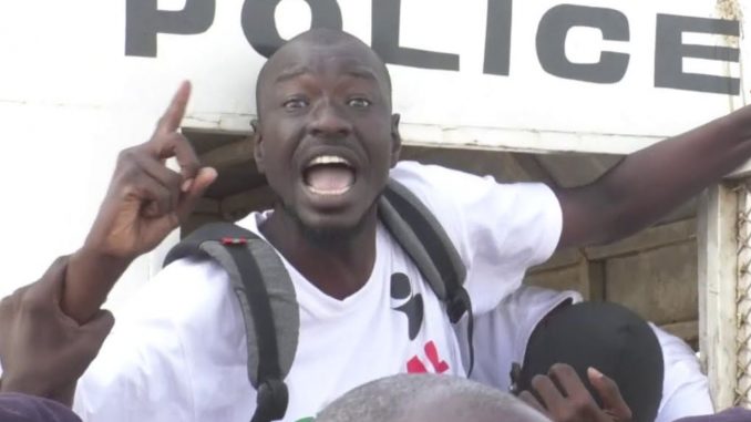 Vidéo- Urgent: Abdou Karim Gueye arrêté devant les grilles de l’Assemblée nationale