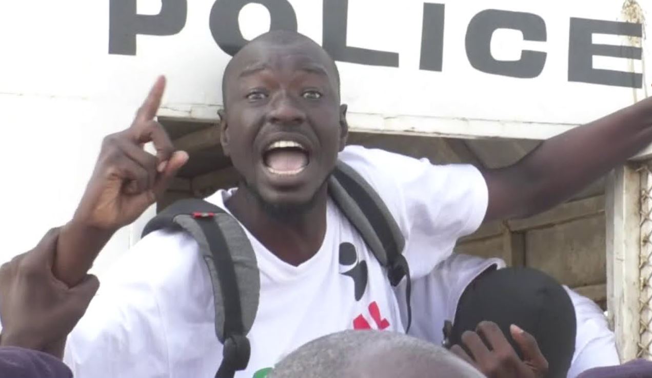 Vidéo- Urgent: Abdou Karim Gueye arrêté devant les grilles de l’Assemblée nationale