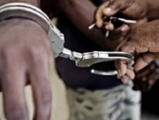 En manque de 13 000 francs pour acheter de l’héroïne : Mohamed Abdallah Diouf pointe une arme sur sa mère.