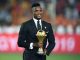 La Légende du football camerounais, Samuel Eto’o a annoncé sa candidature à la présidence de la Fédération camerounaise de football (FECAFOOT), jeudi, dans un entretien avec la télévision publique béninoise (RTB). ‘’Je serai candidat à la présidence de la FECAFOOT)’’, a dit Eto’o, confirmant ainsi des informations parues dans la presse camerounaise ces derniers jours. ‘’Quand je m’engage dans quelque chose, c’est pour aller jusqu’au bout’’, a assuré le double champion d’Afrique en 2000 et en 2002 avec les Lions Indomptables. Samuel Eto’o, qui a joué dans les plus grands clubs du monde (Real et FC Barcelone en Espagne, Chelsea en Angleterre et Inter Milan en Italie), a gagné à quatre reprises le Ballon d’or africain. L’élection à la présidence de la FECAFOOT est prévue en octobre prochain. Le 15 janvier dernier, le Tribunal arbitral du sport (TAS) a annulé le processus électoral ayant conduit Seidou Mbombo Njoya et son comité exécutif à la tête de la Fédération camerounaise de football, en décembre 2018. Toutefois, la Fifa avait décidé, ‘’conformément aux recommandations de la juridiction sportive’’, de maintenir l’équipe en place pour gérer les affaires courantes et organiser de nouvelles élections. Des médias camerounais évoquent aussi les candidatures de l’ancien international Geremi Njitap de même que celle du président sortant, Seidou Mbombo Njoya, à la présidence de l’instance dirigeante du football camerounais.