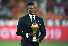 La Légende du football camerounais, Samuel Eto’o a annoncé sa candidature à la présidence de la Fédération camerounaise de football (FECAFOOT), jeudi, dans un entretien avec la télévision publique béninoise (RTB). ‘’Je serai candidat à la présidence de la FECAFOOT)’’, a dit Eto’o, confirmant ainsi des informations parues dans la presse camerounaise ces derniers jours. ‘’Quand je m’engage dans quelque chose, c’est pour aller jusqu’au bout’’, a assuré le double champion d’Afrique en 2000 et en 2002 avec les Lions Indomptables. Samuel Eto’o, qui a joué dans les plus grands clubs du monde (Real et FC Barcelone en Espagne, Chelsea en Angleterre et Inter Milan en Italie), a gagné à quatre reprises le Ballon d’or africain. L’élection à la présidence de la FECAFOOT est prévue en octobre prochain. Le 15 janvier dernier, le Tribunal arbitral du sport (TAS) a annulé le processus électoral ayant conduit Seidou Mbombo Njoya et son comité exécutif à la tête de la Fédération camerounaise de football, en décembre 2018. Toutefois, la Fifa avait décidé, ‘’conformément aux recommandations de la juridiction sportive’’, de maintenir l’équipe en place pour gérer les affaires courantes et organiser de nouvelles élections. Des médias camerounais évoquent aussi les candidatures de l’ancien international Geremi Njitap de même que celle du président sortant, Seidou Mbombo Njoya, à la présidence de l’instance dirigeante du football camerounais.